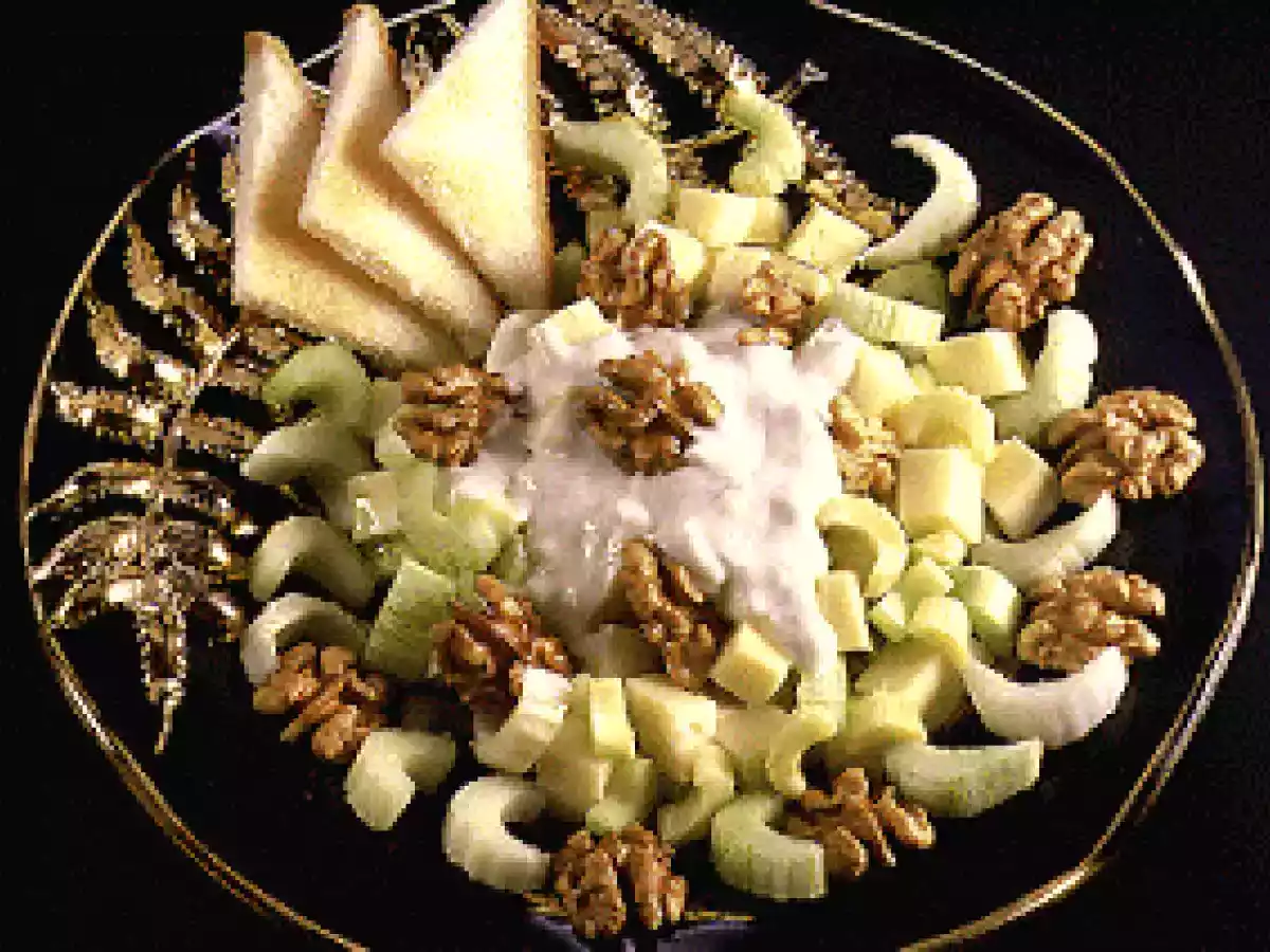 Ensalada de apio, nueces y queso