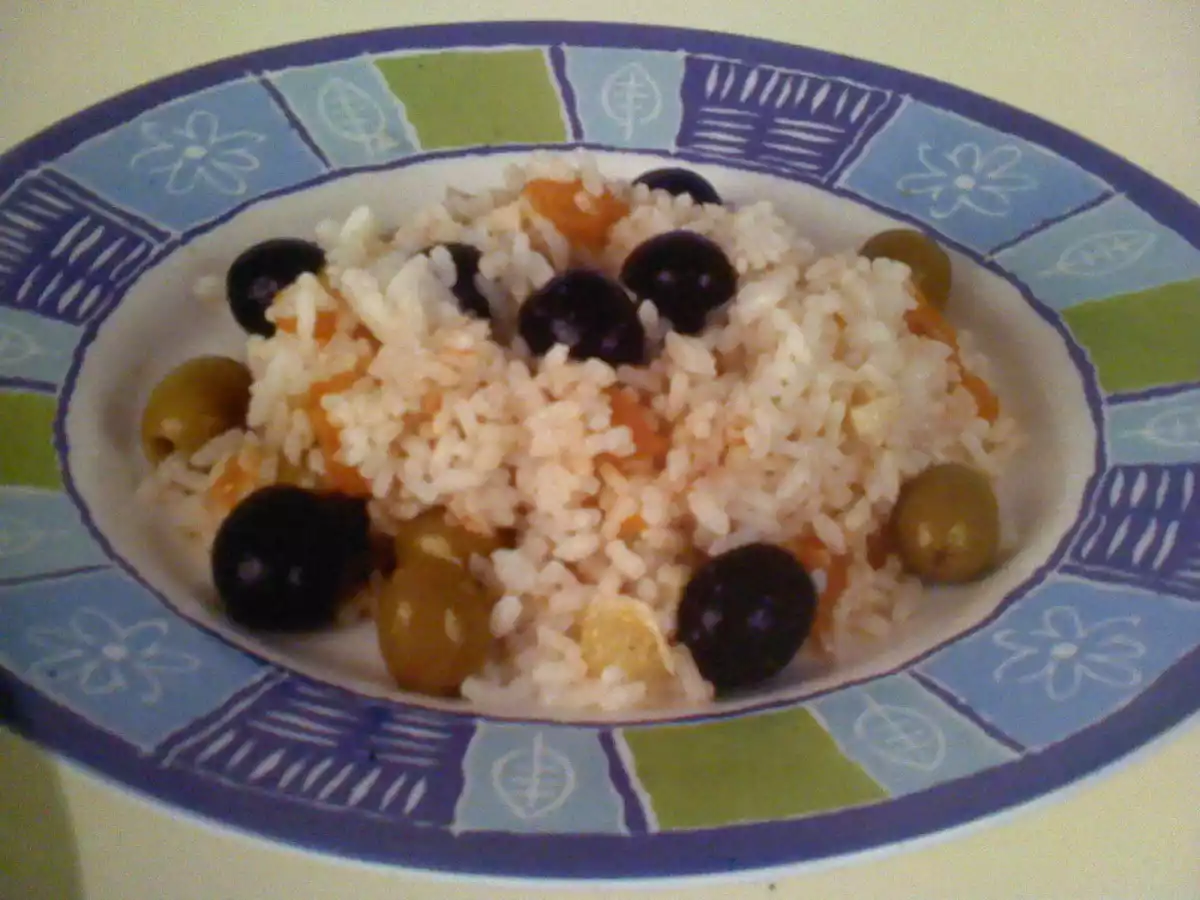 Ensalada de arroz con aceitunas