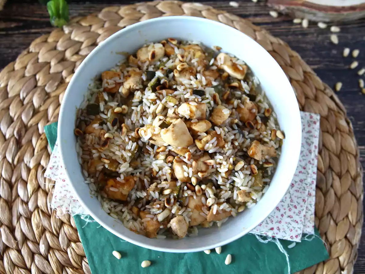 Ensalada de arroz con pollo, calabacín, piñones y vinagre balsámico - foto 3