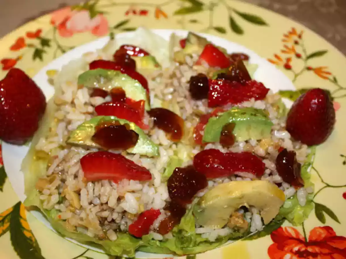 Ensalada de arroz, fresas y aguacate