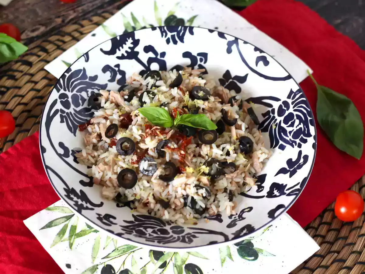 Ensalada de arroz mediterránea con atún, aceitunas, tomates secos y limón - foto 2