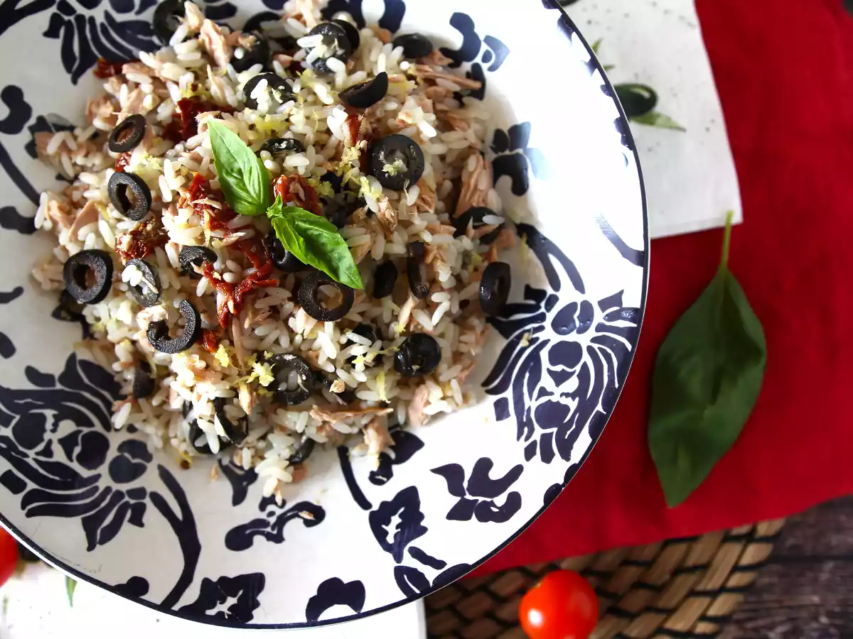 Ensalada de arroz mediterránea con atún, aceitunas, tomates secos y limón - foto 3