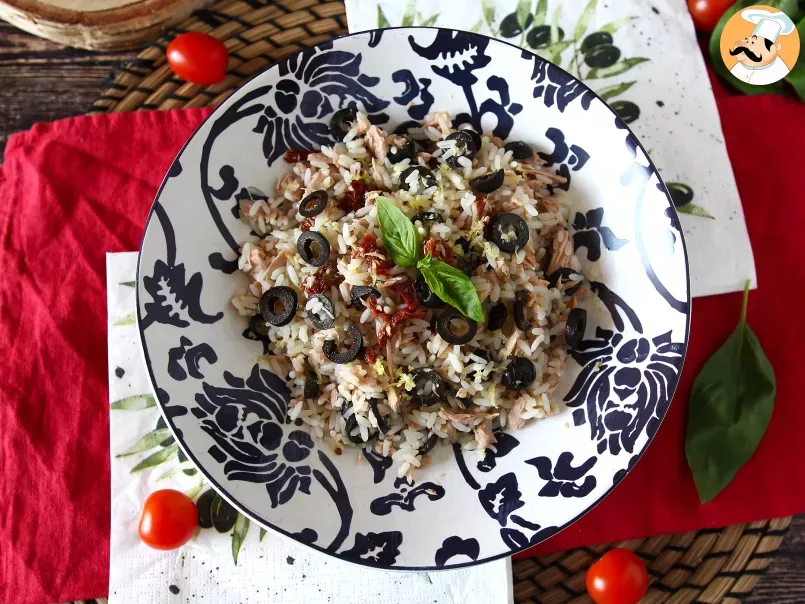 Ensalada de arroz mediterránea con atún, aceitunas, tomates secos y limón, foto 4