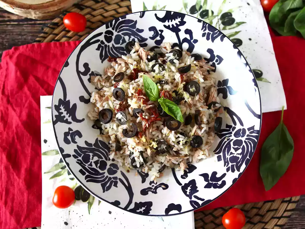 Ensalada de arroz mediterránea con atún, aceitunas, tomates secos y limón - foto 4