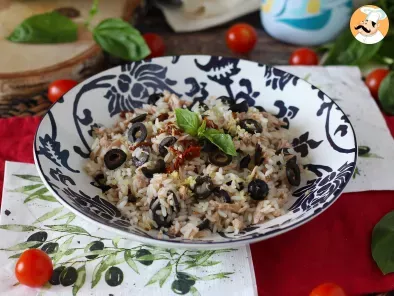 Ensalada de arroz mediterránea con atún, aceitunas, tomates secos y limón