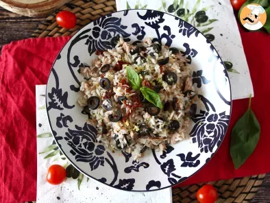 Ensalada de arroz mediterránea con atún, aceitunas, tomates secos y limón, foto 4