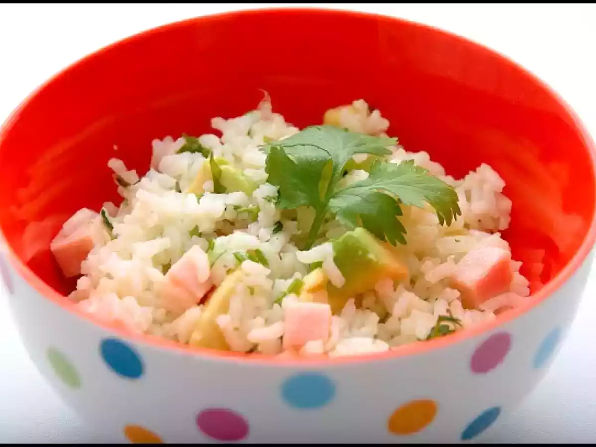 Ensalada de arroz, pavo y aguacate