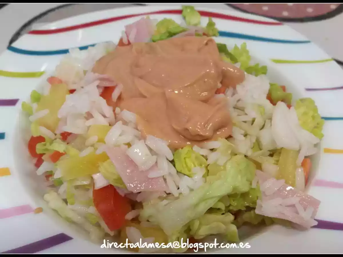 Ensalada de arroz, piña y salsa rosa
