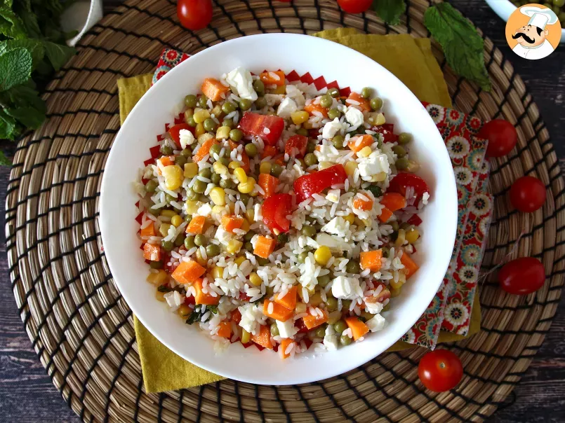Ensalada de arroz vegetariana: maíz, queso feta, zanahorias, guisantes, tomate y menta, foto 2