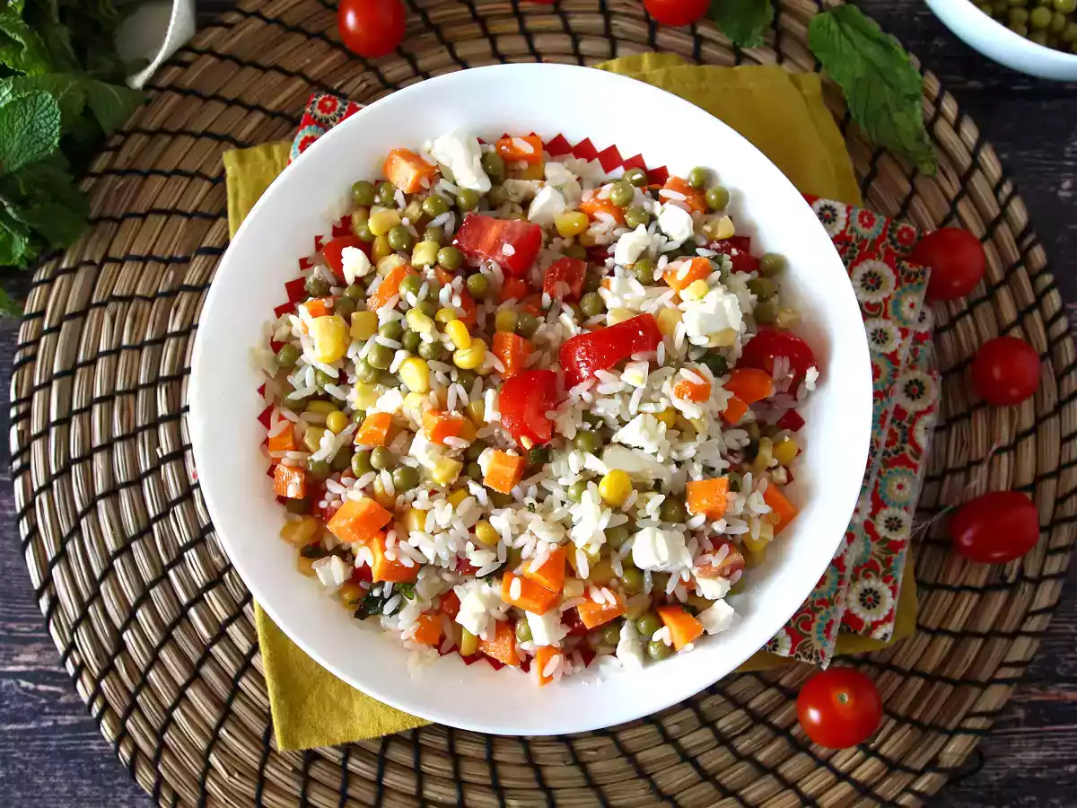 Ensalada de arroz vegetariana: maíz, queso feta, zanahorias, guisantes, tomate y menta - foto 2