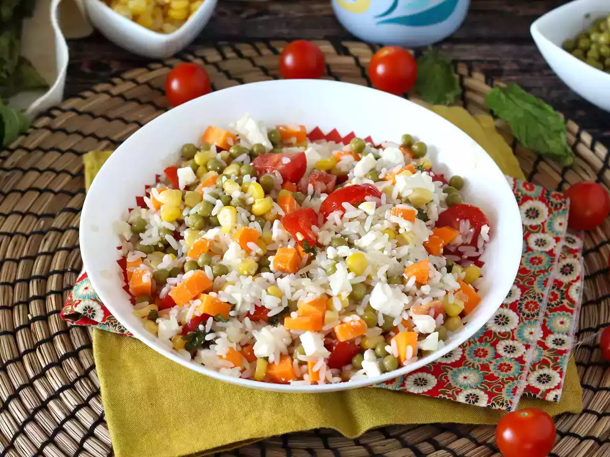 Ensalada de arroz vegetariana: maíz, queso feta, zanahorias, guisantes, tomate y menta - foto 3