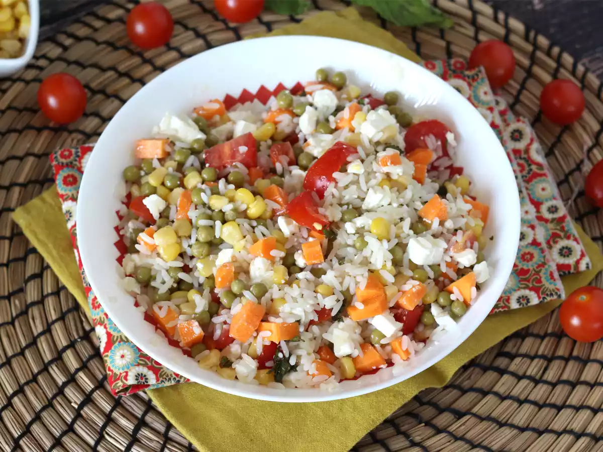 Ensalada de arroz vegetariana: maíz, queso feta, zanahorias, guisantes, tomate y menta - foto 4