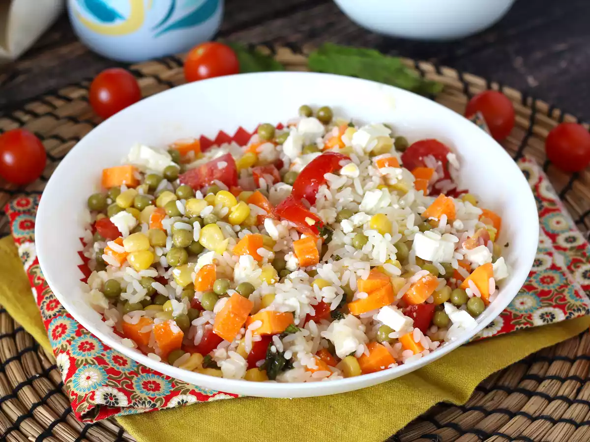 Ensalada de arroz vegetariana: maíz, queso feta, zanahorias, guisantes, tomate y menta - foto 5