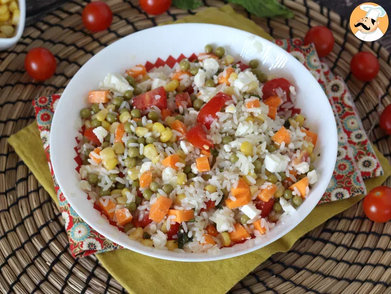 Ensalada de arroz vegetariana: maíz, queso feta, zanahorias, guisantes, tomate y menta, foto 6