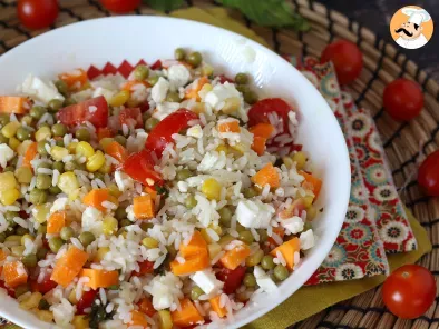 Ensalada de arroz vegetariana: maíz, queso feta, zanahorias, guisantes, tomate y menta