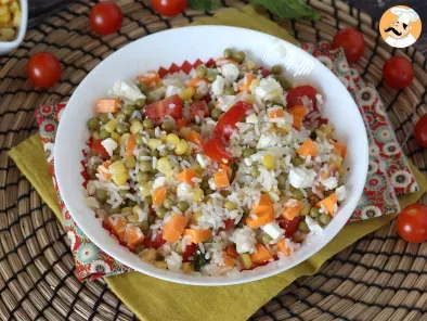 Ensalada de arroz vegetariana: maíz, queso feta, zanahorias, guisantes, tomate y menta, foto 4