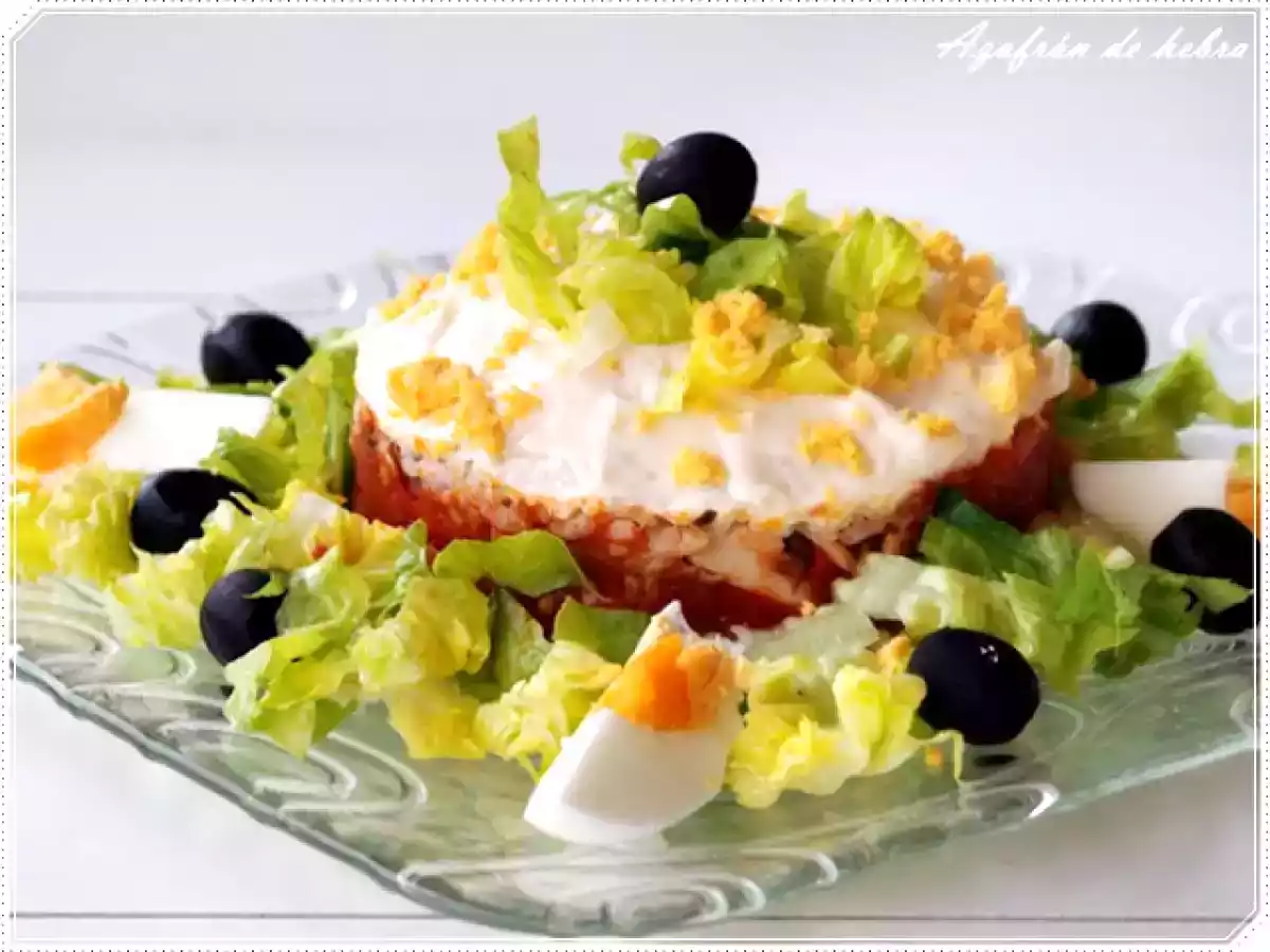 Ensalada de arroz y tomate frito