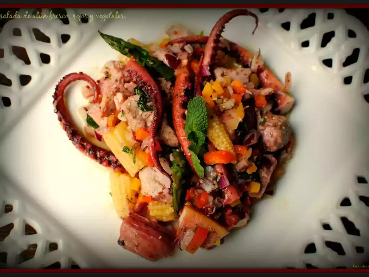 Ensalada de atún fresco, rejos y vegetales.