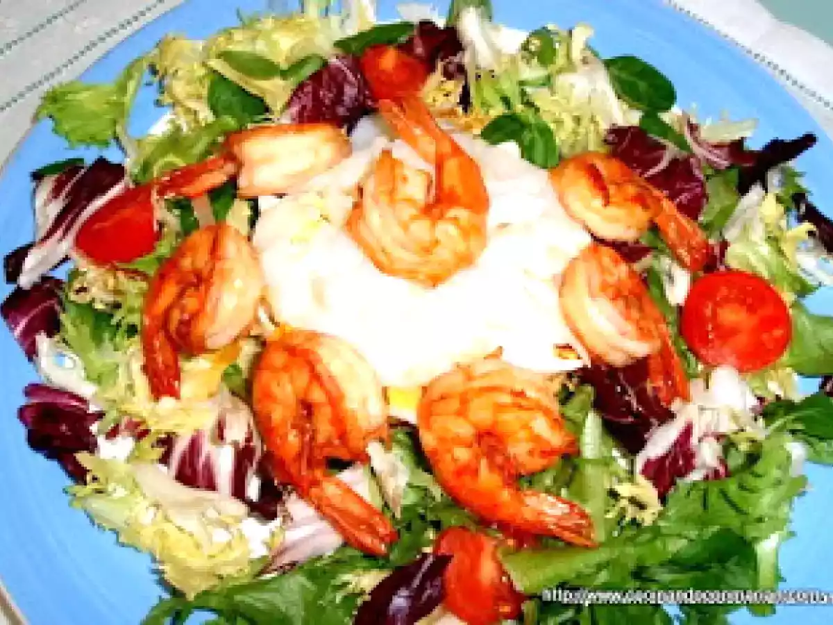 Ensalada de bacalao confitado y langostinos fritos