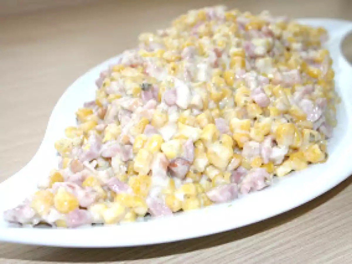 Ensalada de bacon y maiz con salsa tártara.