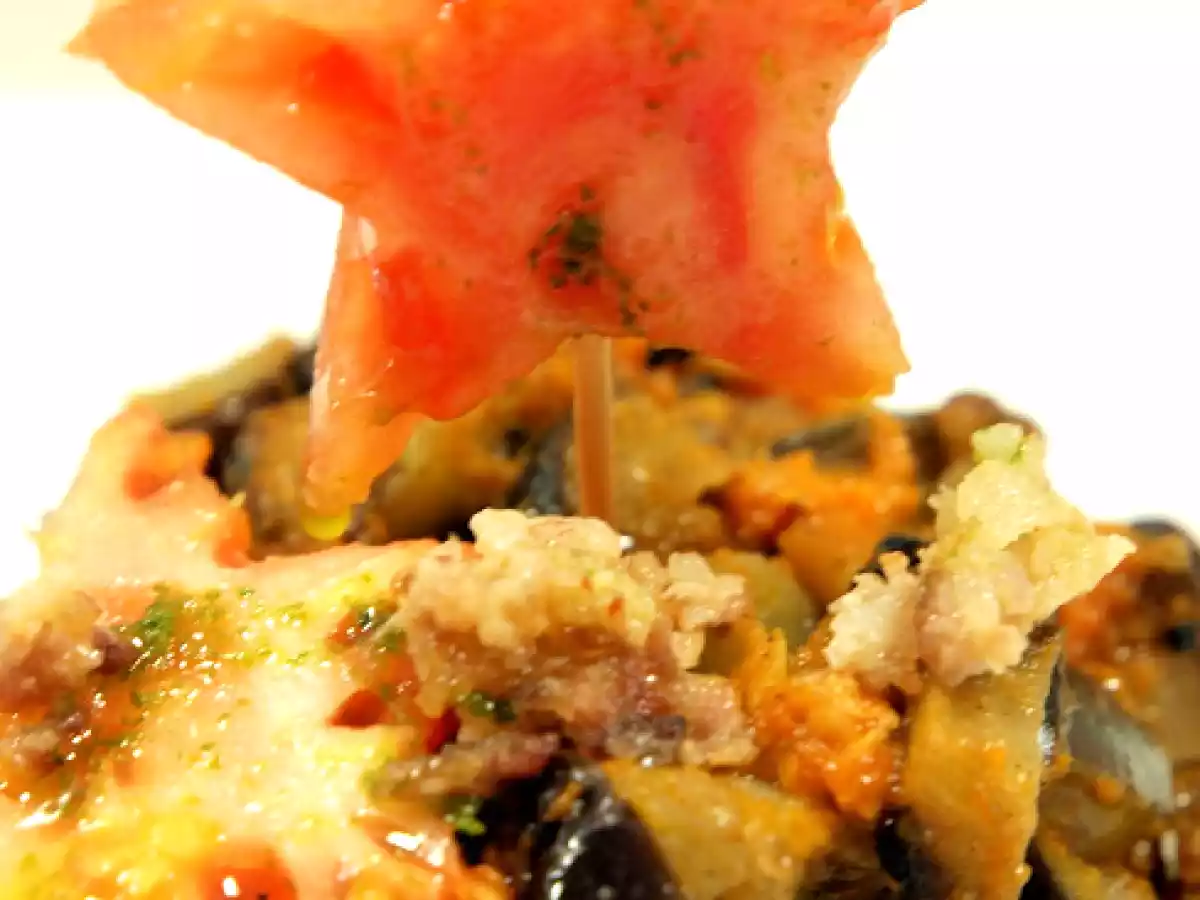 Ensalada de berenjena, con patatas, lomo y virutas de panceta