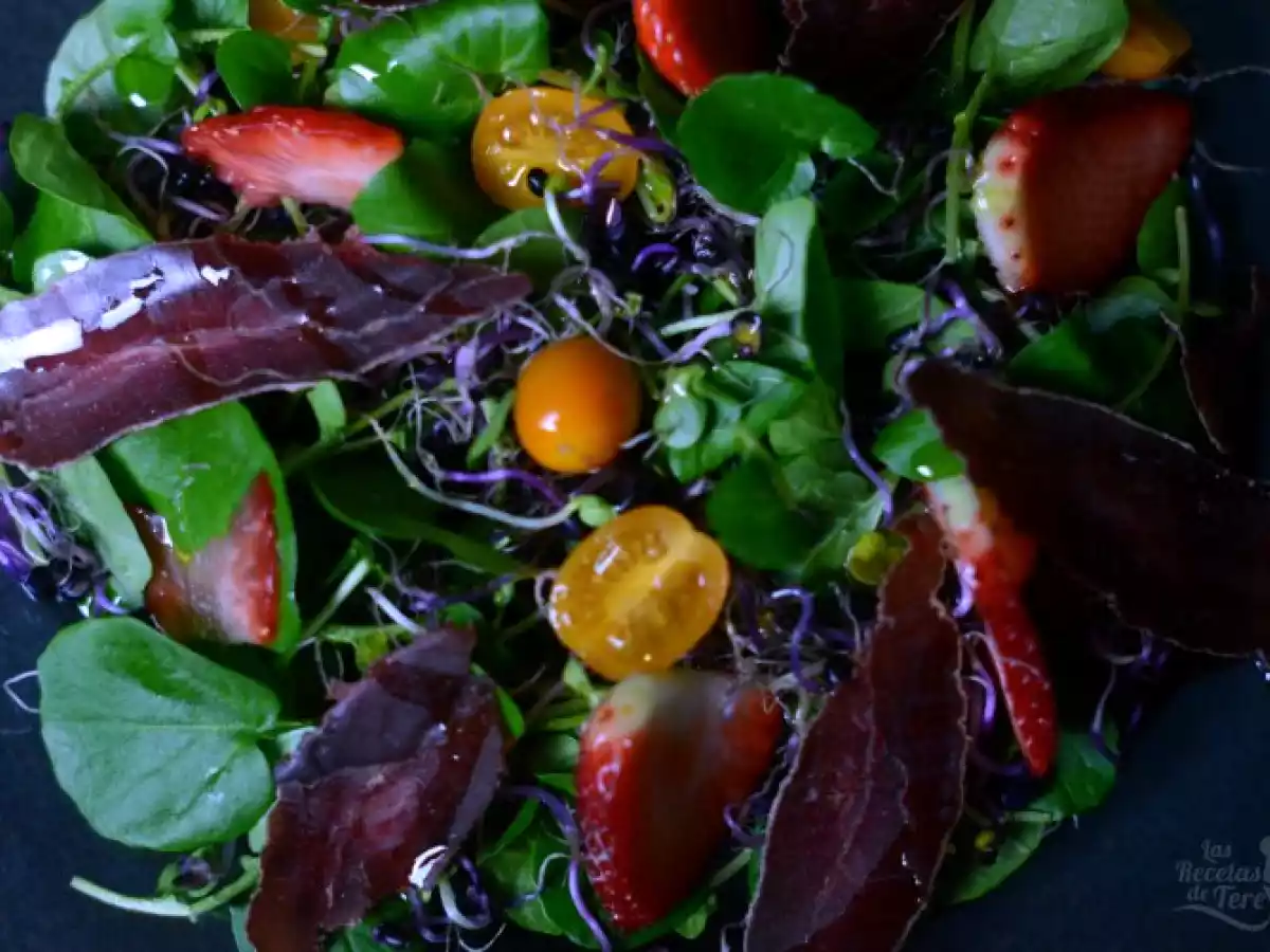 Ensalada de berros, tomates, fresas y cecina