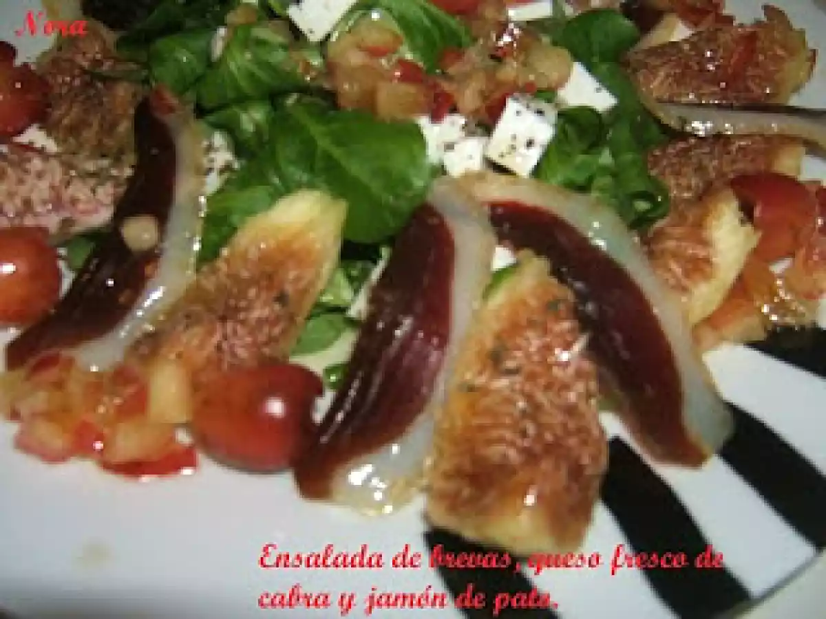 Ensalada de brevas, queso fresco de cabra y jamón de pato. - foto 2