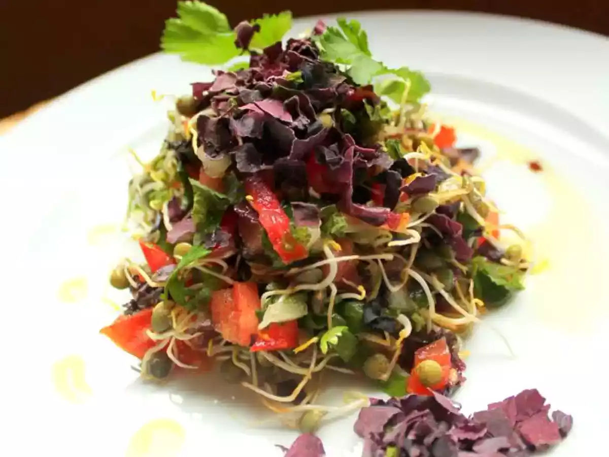 Ensalada de brotes de lentejas y algas