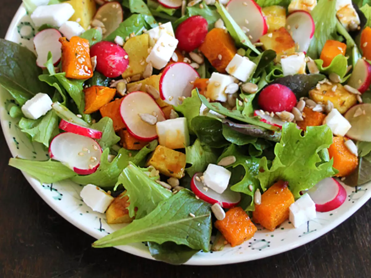 Ensalada de calabaza, patata, rábanos y queso feta - foto 2