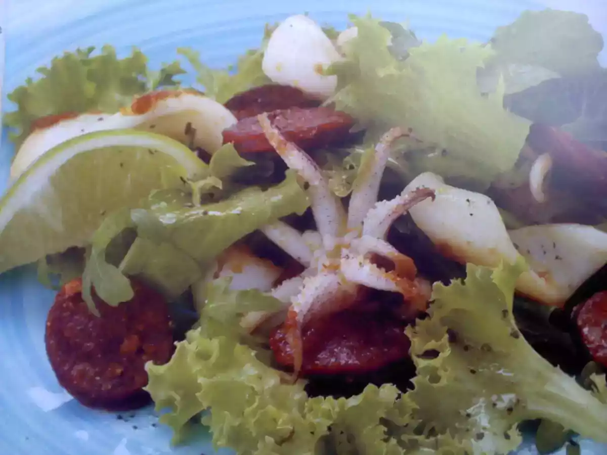 Ensalada de calamares con chorizo