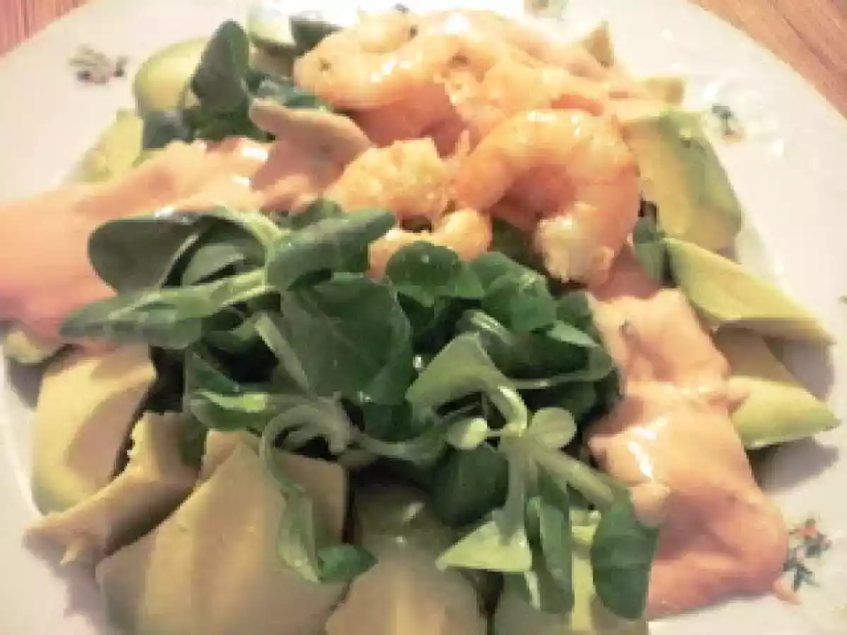 Ensalada de canónigos, aguacate y langostinos con salsa rosa