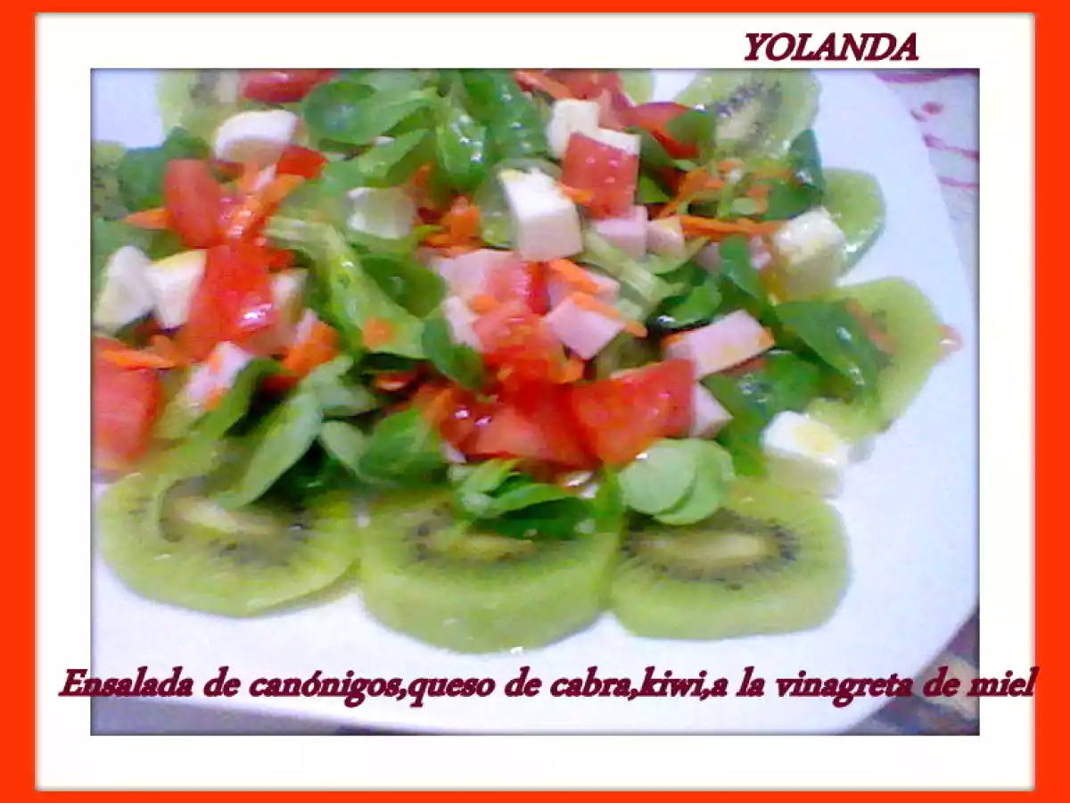 ENSALADA DE CANÓNIGOS, QUESO DE CABRA Y KIWI, A LA VINAGRETA DE MIEL