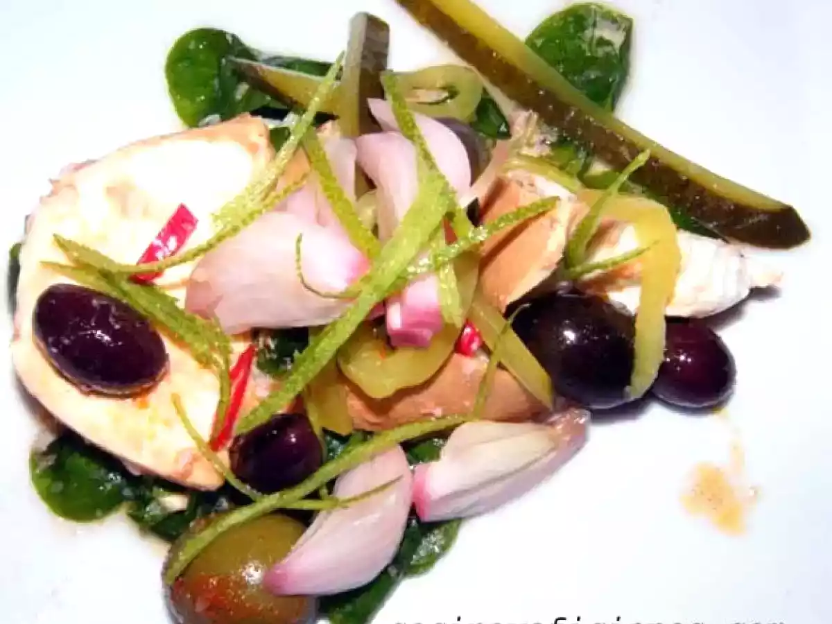 Ensalada de canónigos, salmorejo y mozarela ahumada