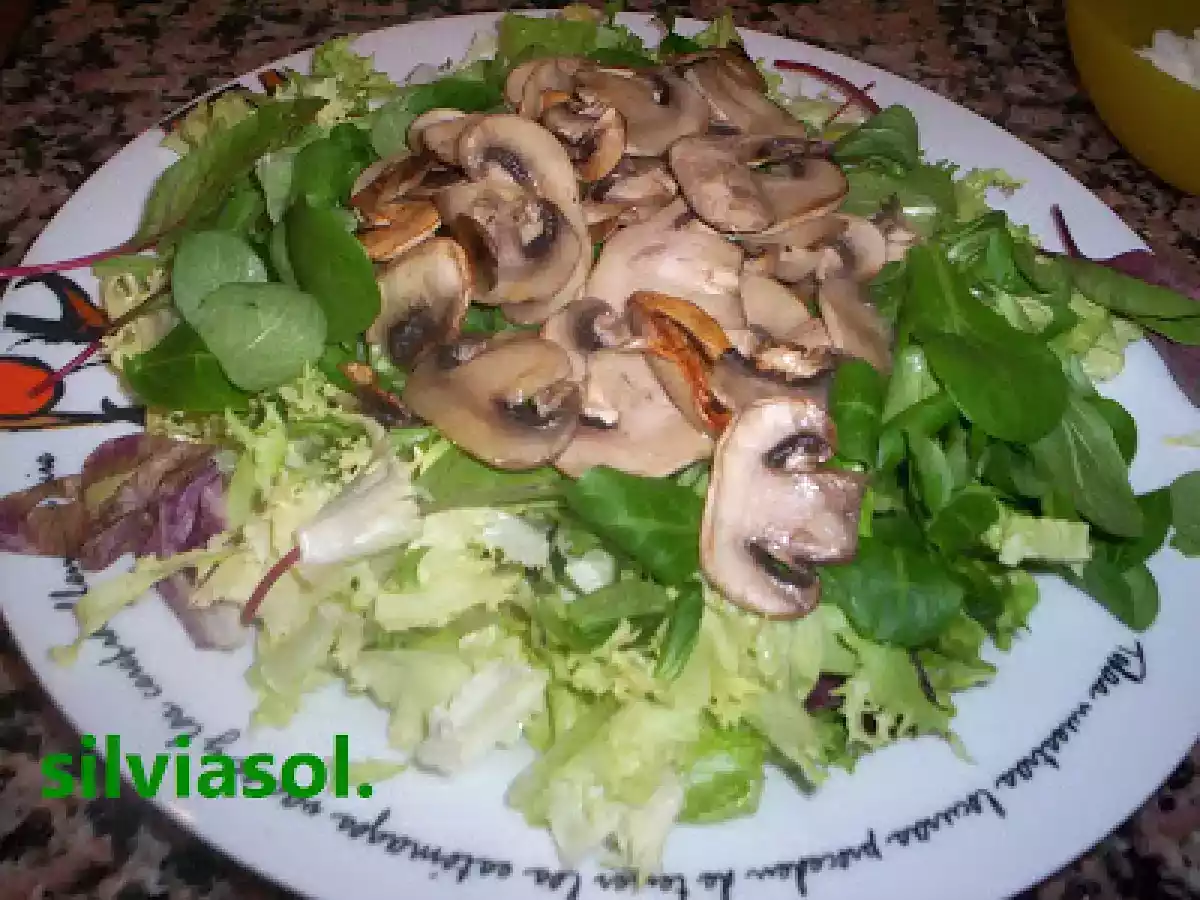 ENSALADA DE CHAMPIÑONES Y QUESO LIGERO. - foto 2