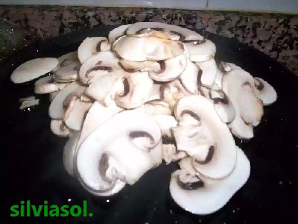 ENSALADA DE CHAMPIÑONES Y QUESO LIGERO. - foto 4