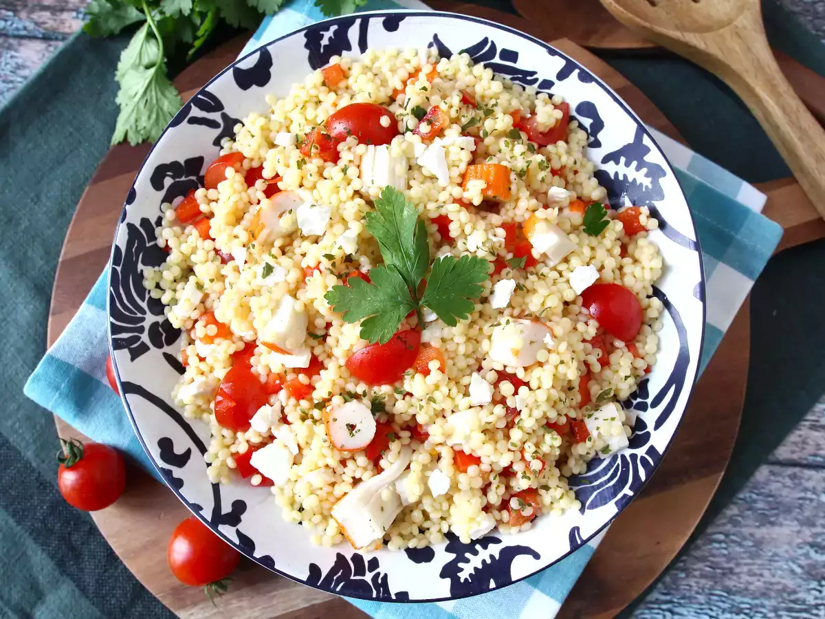 Ensalada de cuscús perla con surimi: fresca, fácil de preparar y perfecta para el verano - foto 7