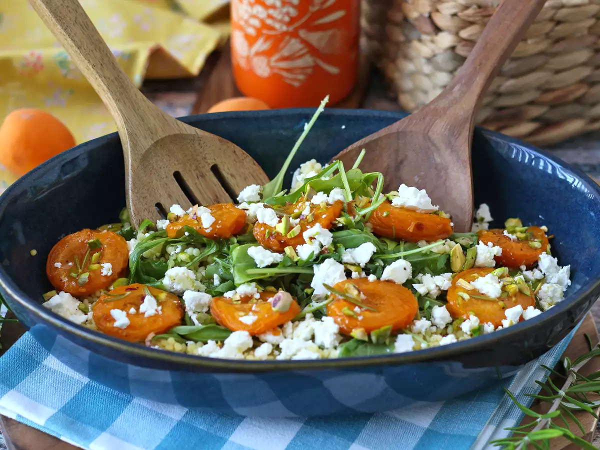 Ensalada de cuscús perlado con albaricoques asados, feta y rúcula - foto 2