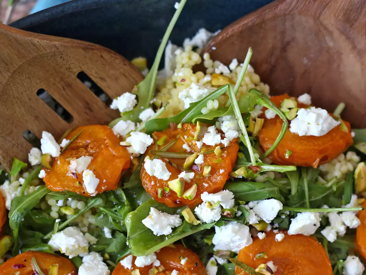 Ensalada de cuscús perlado con albaricoques asados, feta y rúcula - foto 3