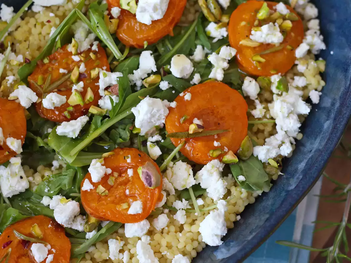 Ensalada de cuscús perlado con albaricoques asados, feta y rúcula - foto 4