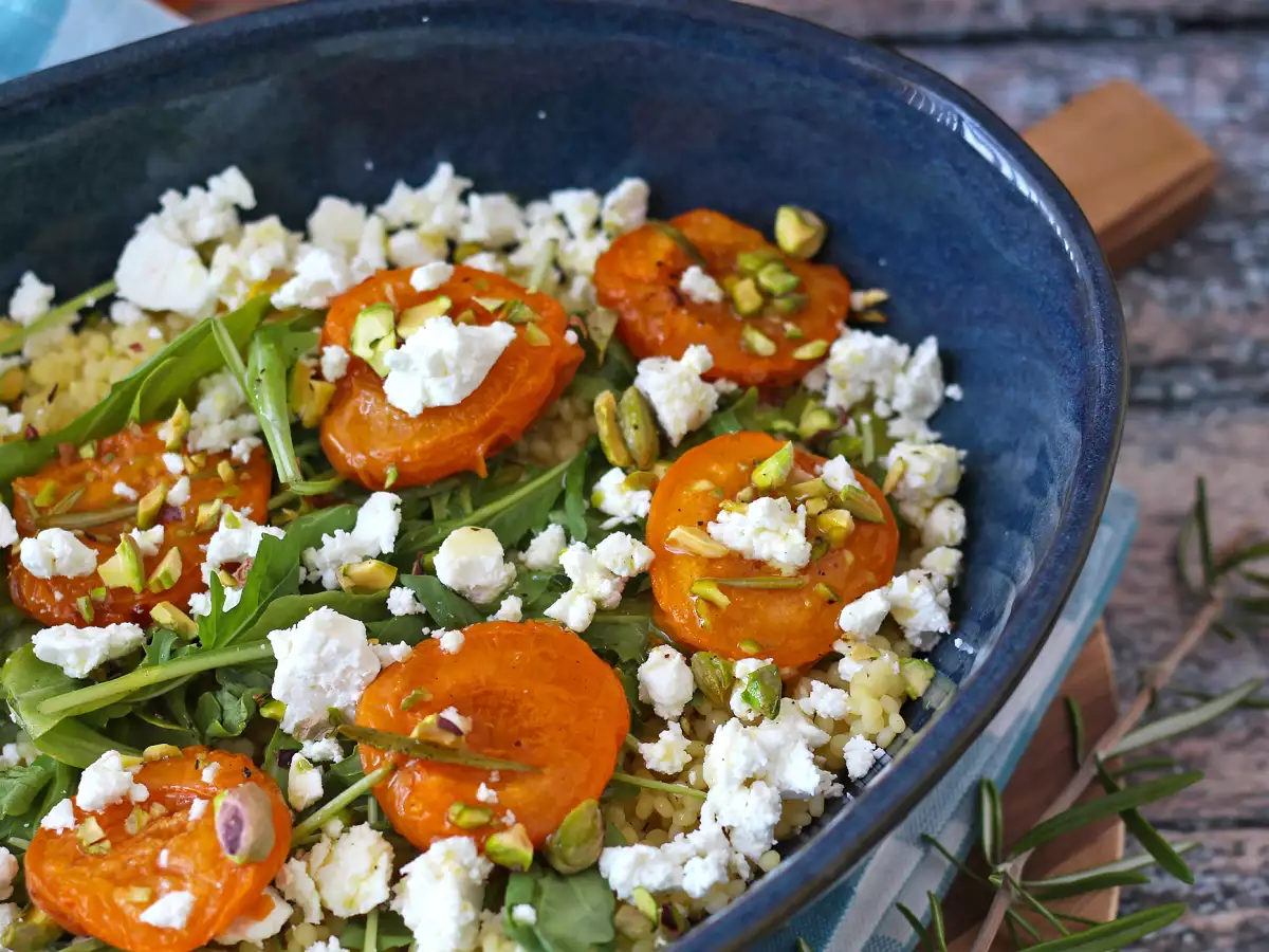 Ensalada de cuscús perlado con albaricoques asados, feta y rúcula - foto 5
