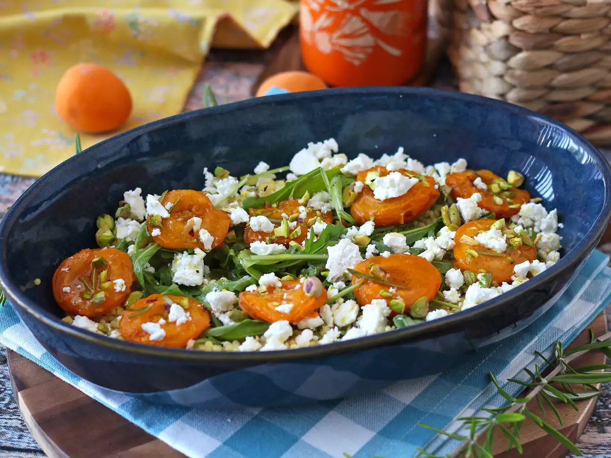 Ensalada de cuscús perlado con albaricoques asados, feta y rúcula - foto 6