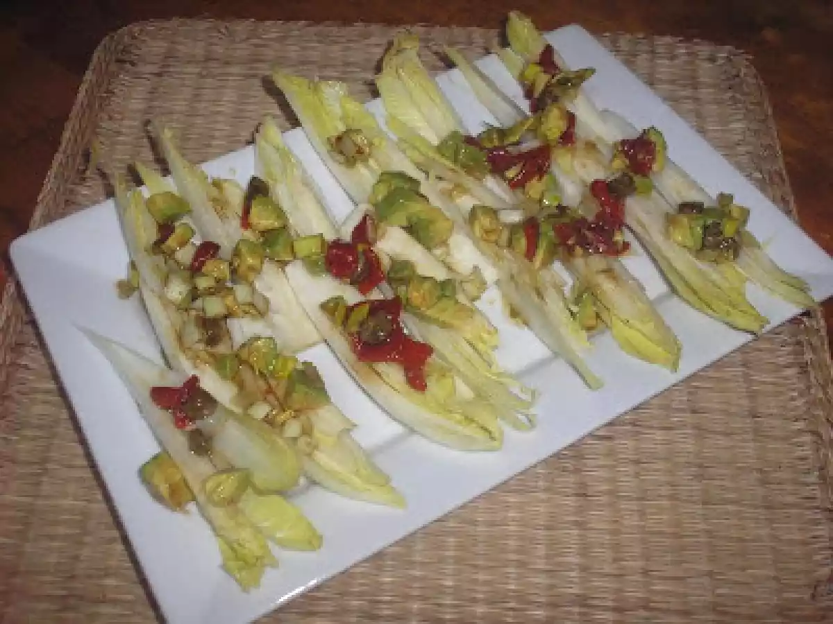 ENSALADA DE ENDIBIAS CON VINAGRETA DE AGUACATE