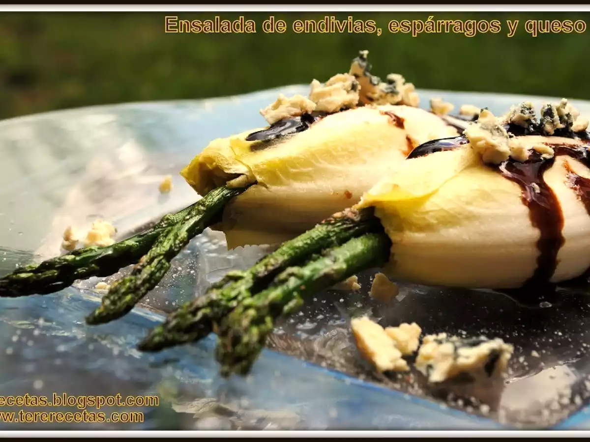 Ensalada de endivias, espárragos y queso azul