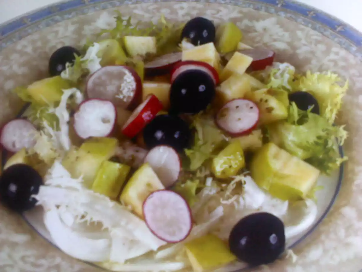 Ensalada de escarola y rábanos con manzana