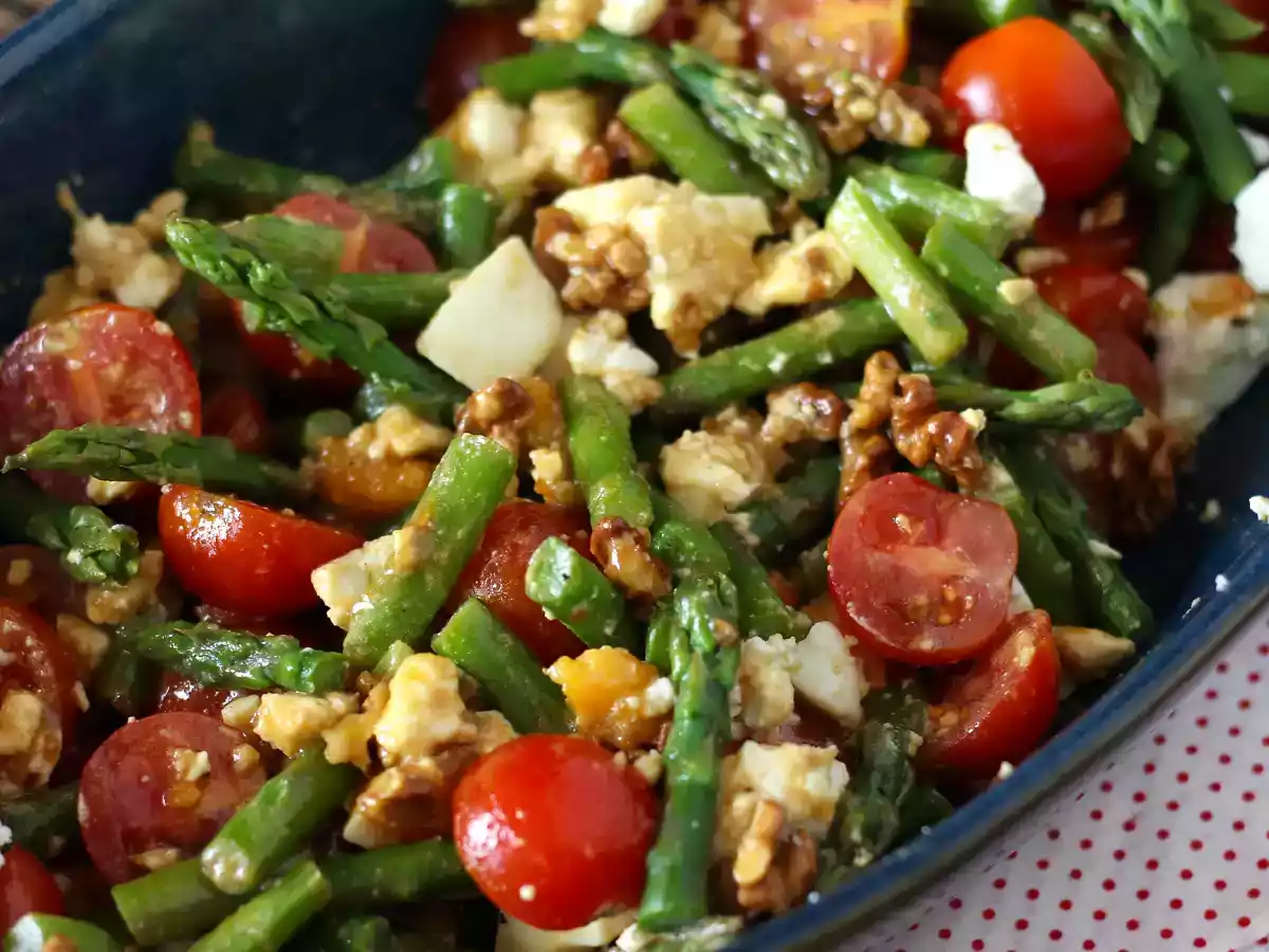 Ensalada de espárragos, queso feta y nueces - foto 3
