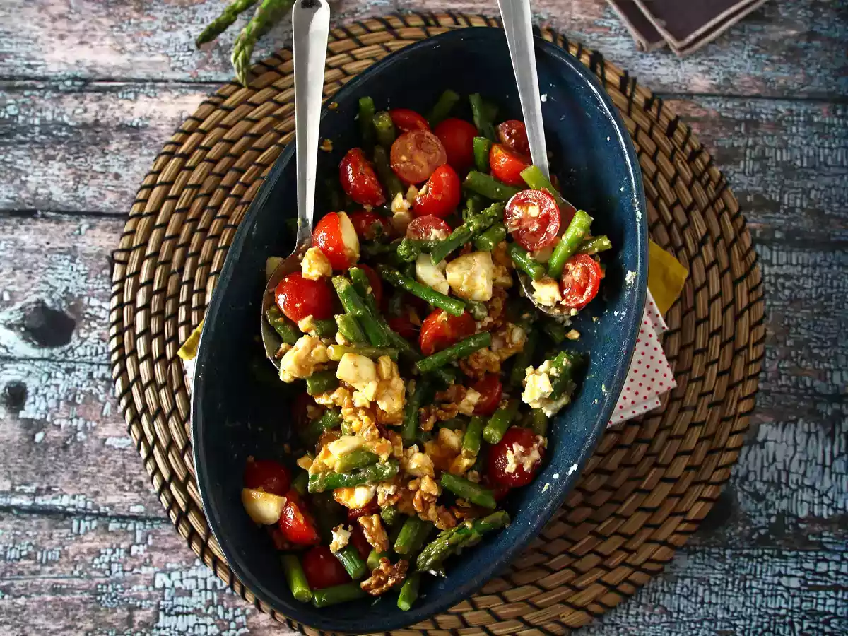 Ensalada de espárragos, queso feta y nueces - foto 4