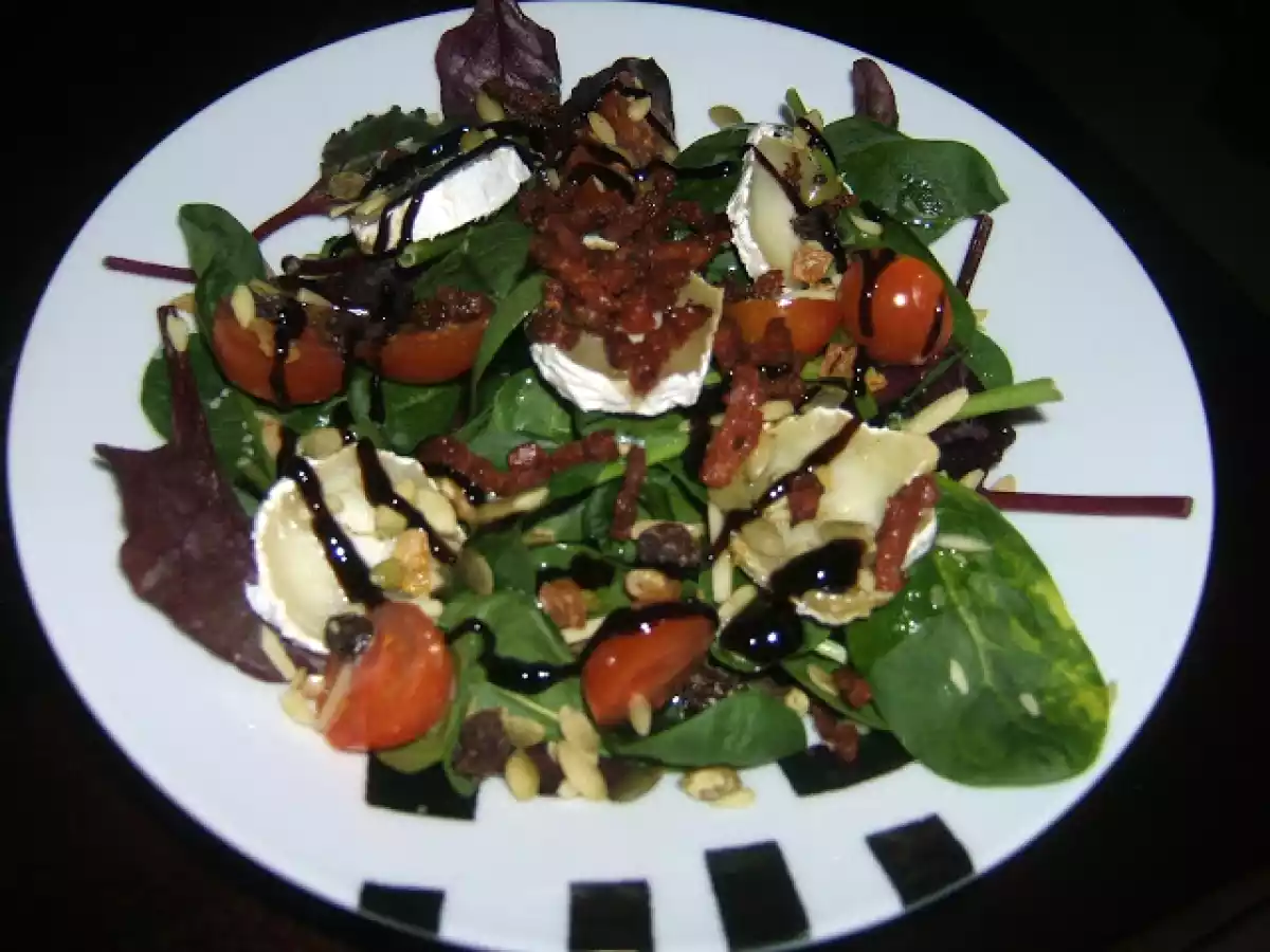 Ensalada de espinacas con crujiente de bacon y queso de cabra.