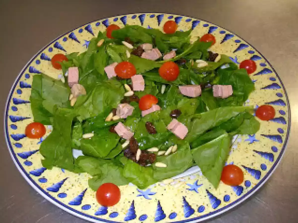 Ensalada de espinacas frescas con paté, pasas y piñones