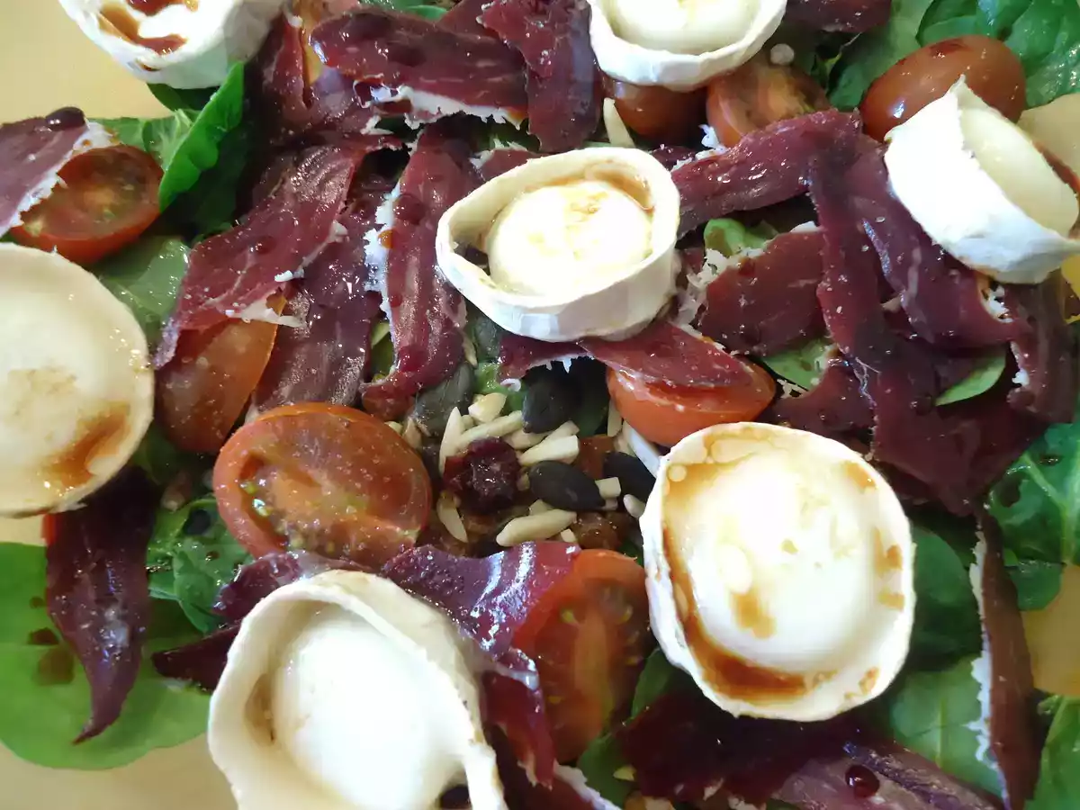 Ensalada de espinacas, jamón de pato y queso de cabra