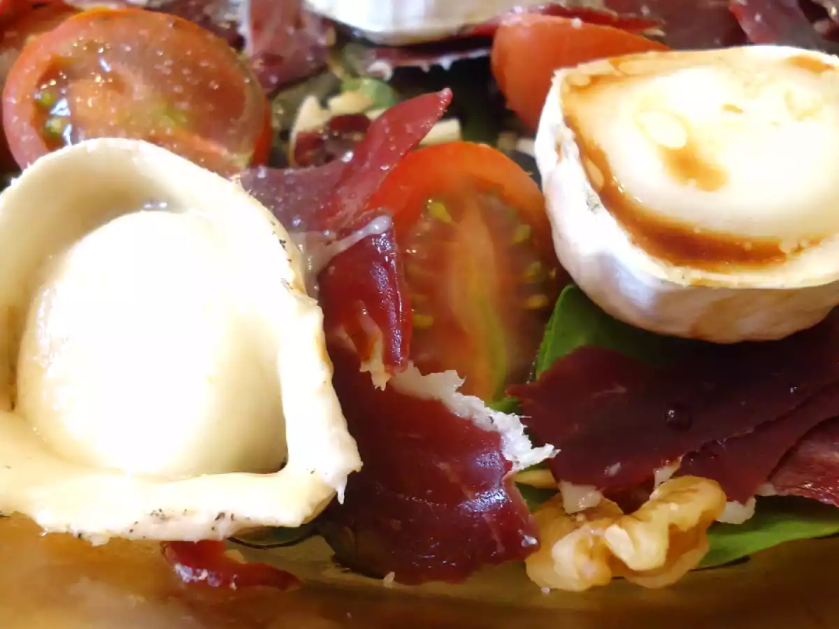 Ensalada de espinacas, jamón de pato y queso de cabra - foto 2